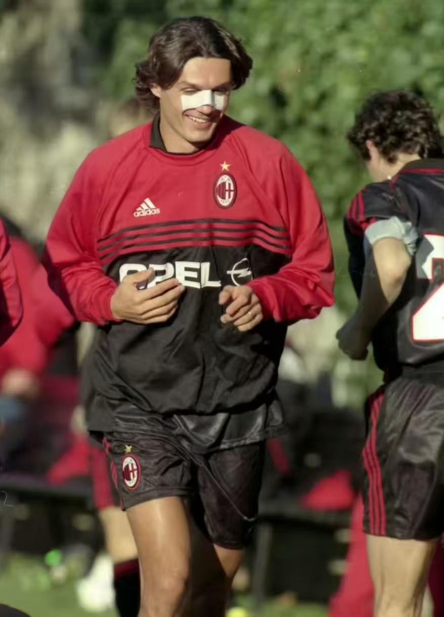 盘点21世纪在米兰退役的最佳球星阵容：门将：阿比亚蒂后卫：卡福、科斯塔库塔、