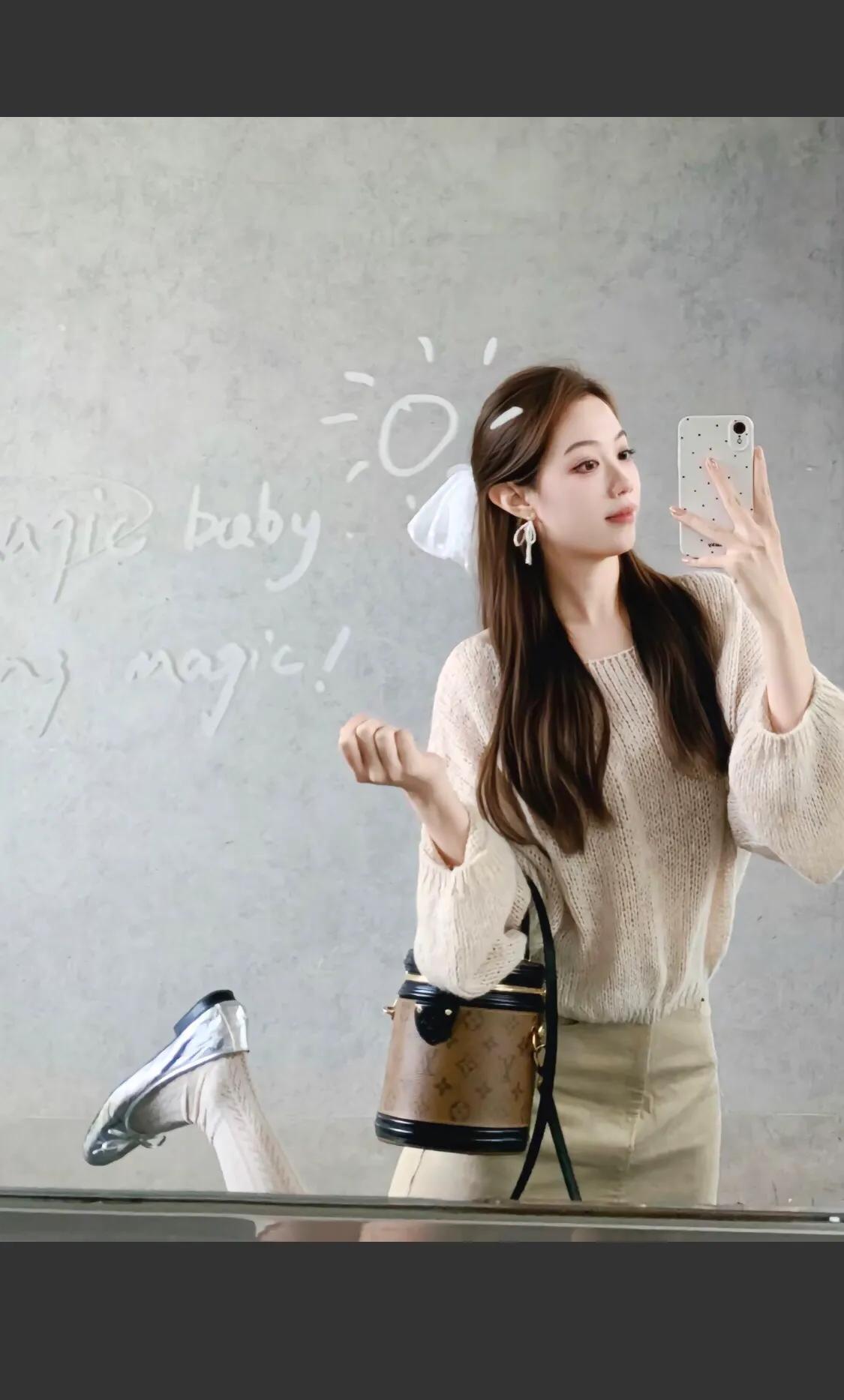 复古风穿搭指南：米色毛衣+短裙+银色玛丽珍鞋