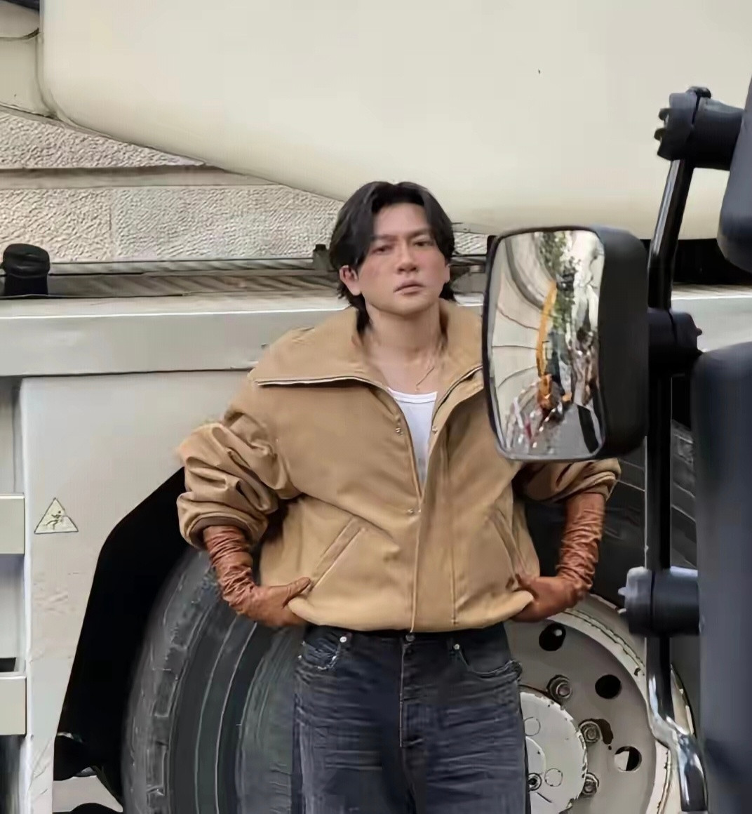 苏有朋在巴黎被网友偶遇，第一眼真没认出来，这妆画得也太重了吧，感觉还是素颜好看