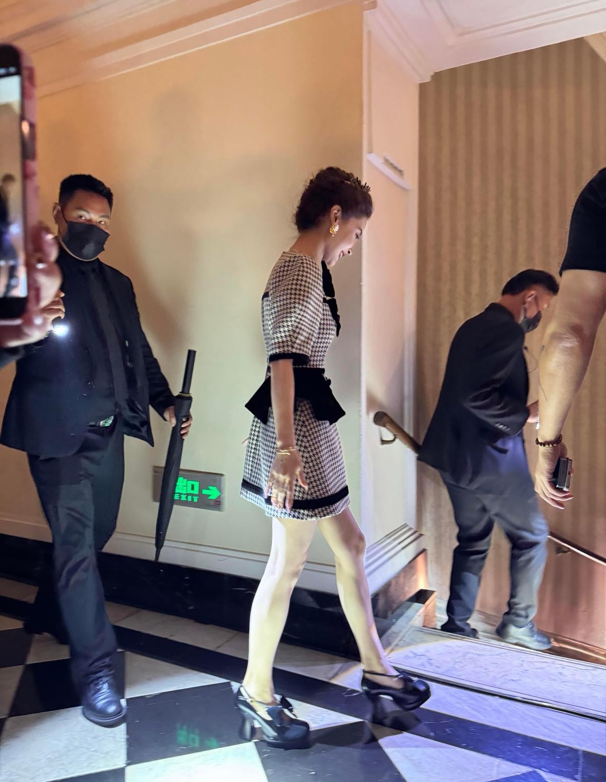 天呐离baby只有一米，这腿也太那个了……​​​