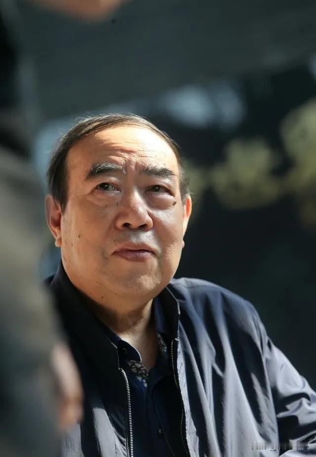 贾平凹说：混得差的男人关心政治，经济不好的地方饭馆多；雌雄同体的人往往是人中龙凤