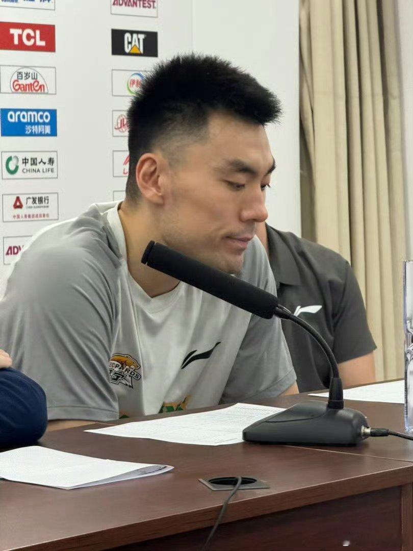 李晓旭退役辽宁男篮李晓旭在新闻发布会宣布退役，结束自己伟大的CBA职业生涯，21