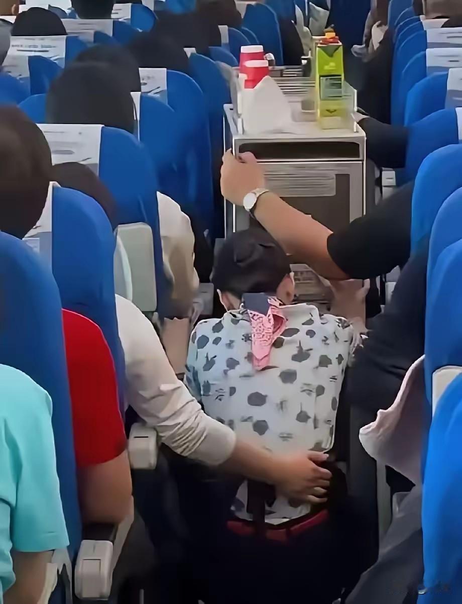 东方航空事件，如果当时有人这样做就好了。1、出面制止空姐下跪。有句话说：跪天跪