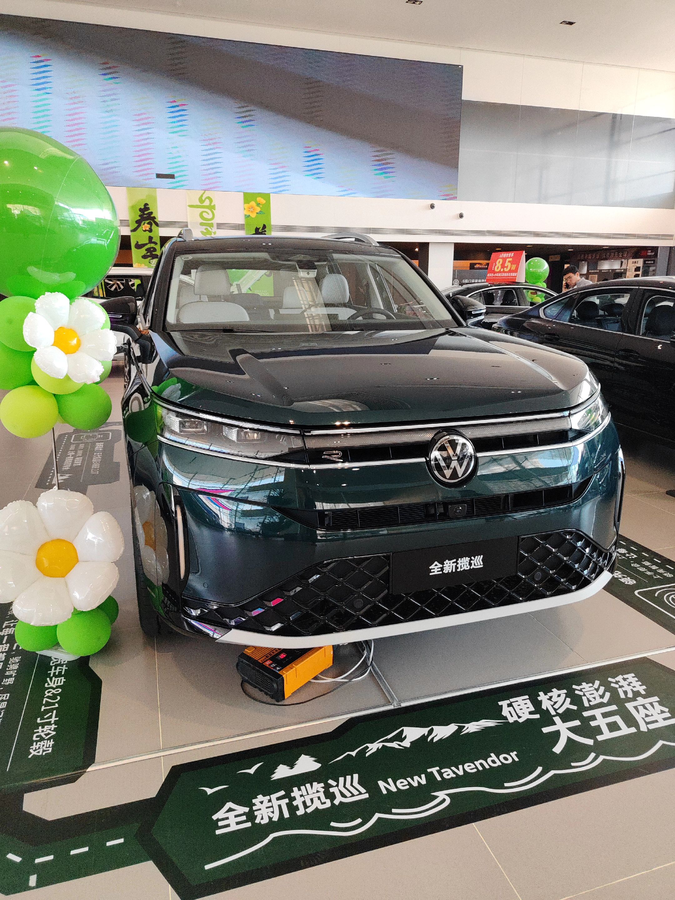 推开全新揽巡车门，首先被5007mm车长+2980mm轴距的越级空间打动。短前