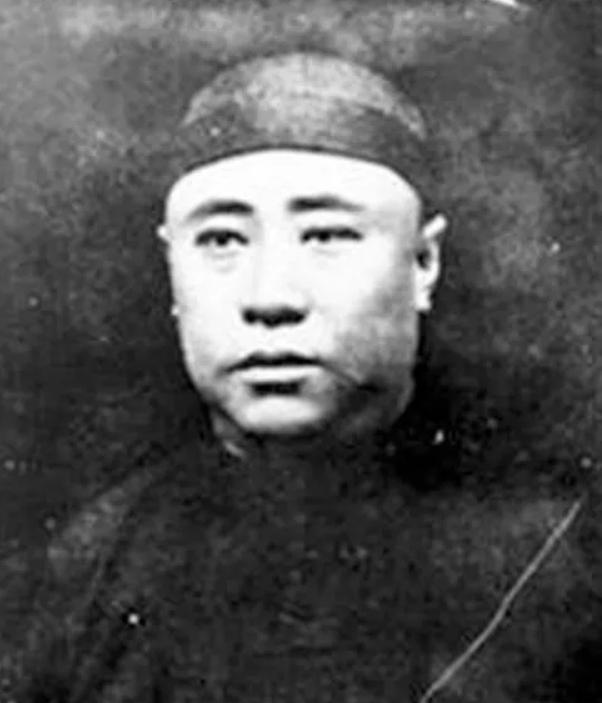 1925年，张作霖治下的铁路局长常荫槐因公出差。听手下说头等包厢有个男客，不买票