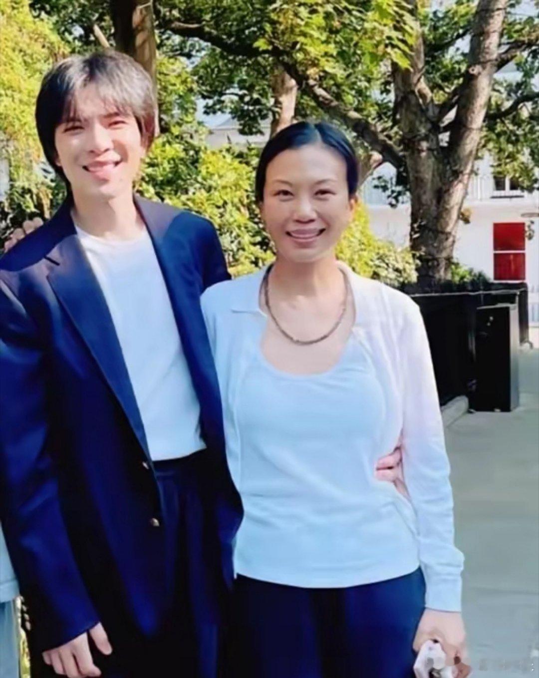 这个世界我最想不通的男人，就是萧敬腾了，他老婆都53了，比他大了14岁，居然像妈