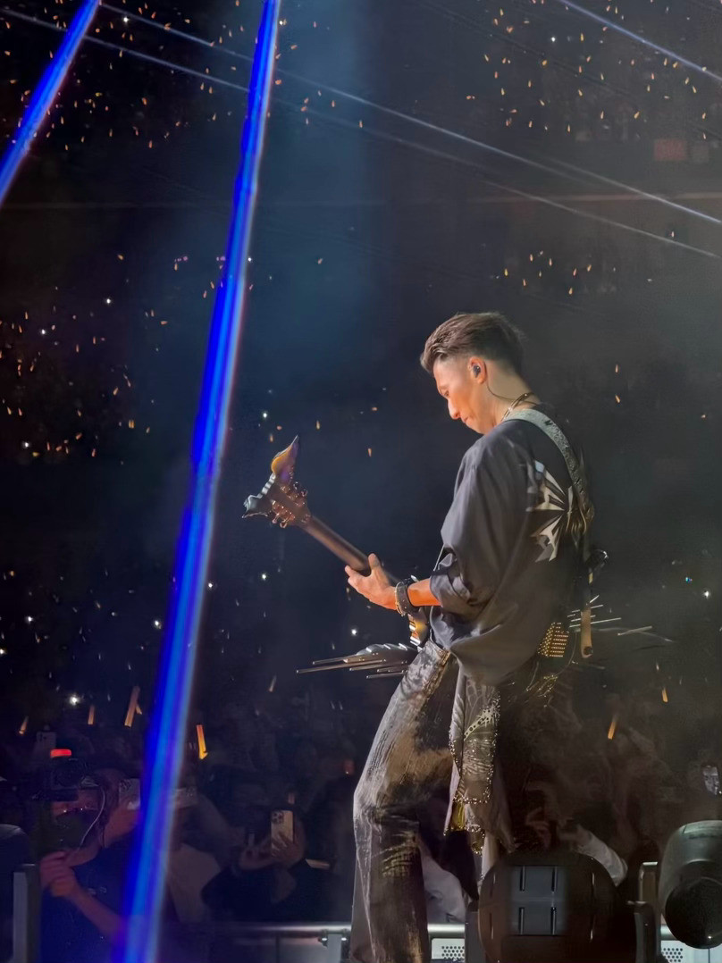 谢霆锋的屁股在发光谢霆锋：坐两次钻就没了。观众：那你别坐啊，站着唱全场！深圳场