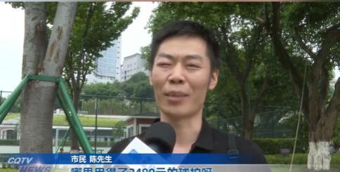 重庆，13岁男孩攒了2个月的生活费，买了一副2400多块的羽毛球球拍，不料男孩父