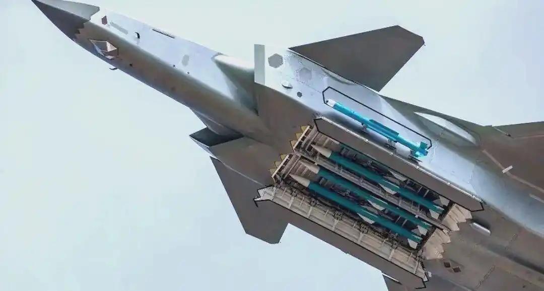 中国空空导弹技术的发展简直太牛了！以前，我们在这领域起步晚，技术落后，很多方面都