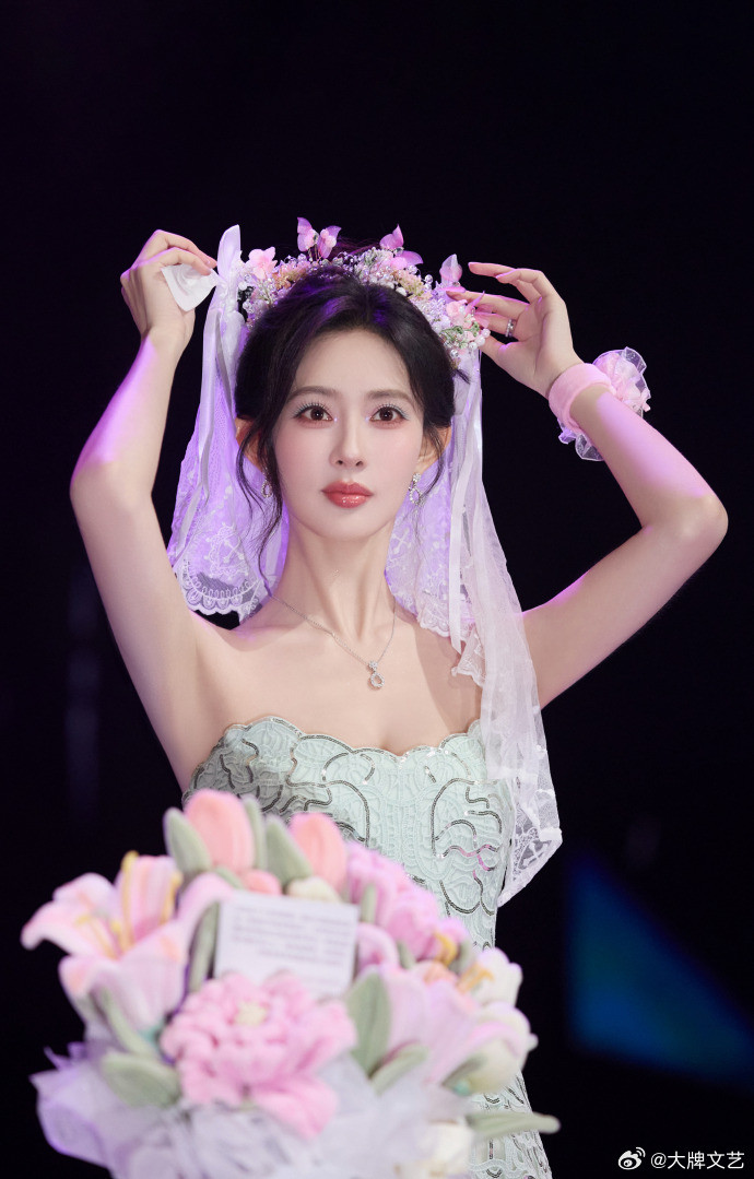 孟子义戴头纱美成啥样了孟子义薄荷抹胸裙头纱配薄荷裙，又仙又清新