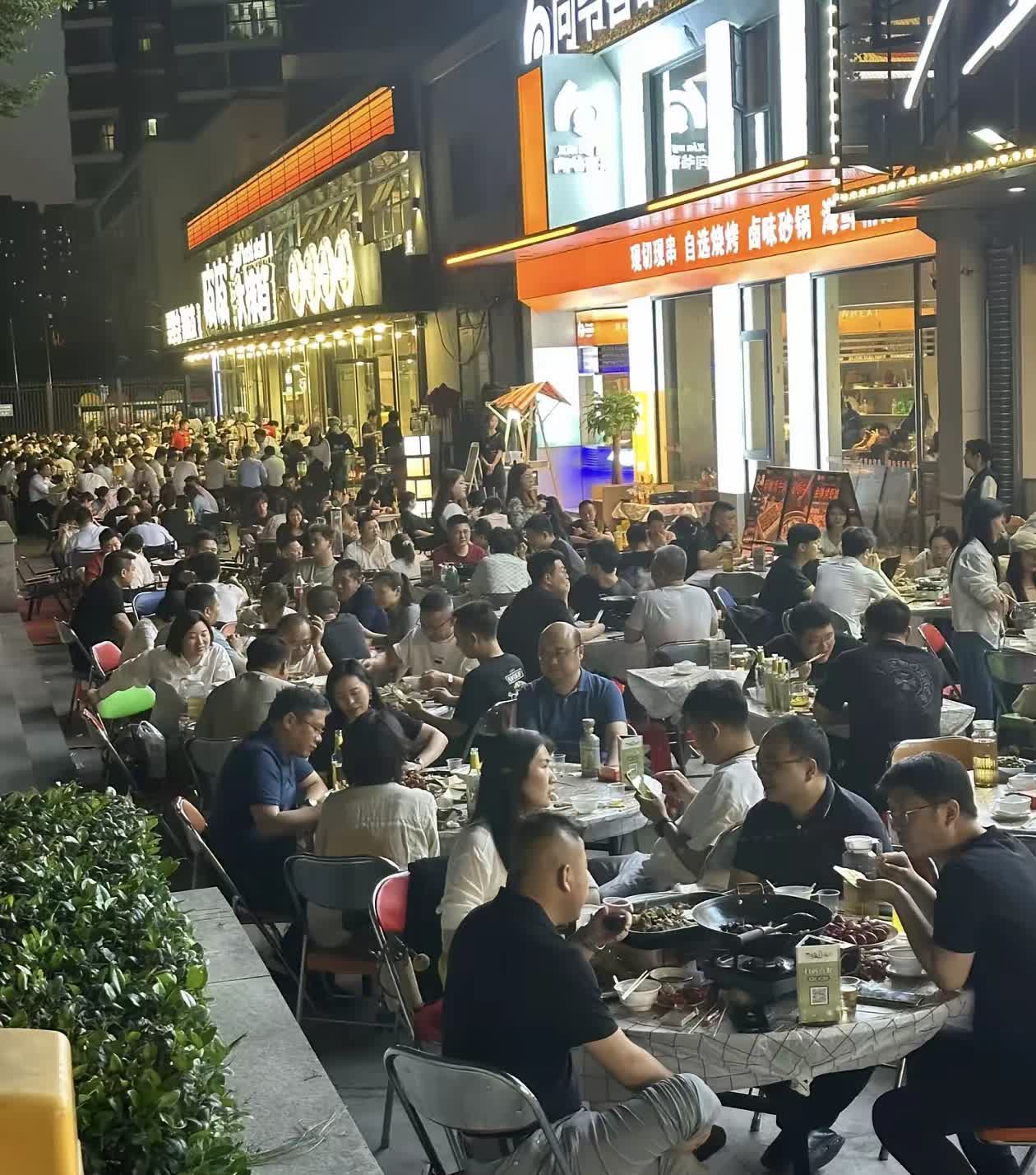 你见过最绝的毒计是什么样的楼下烧烤店油烟扰民半月，住户集体沉默。某夜楼道