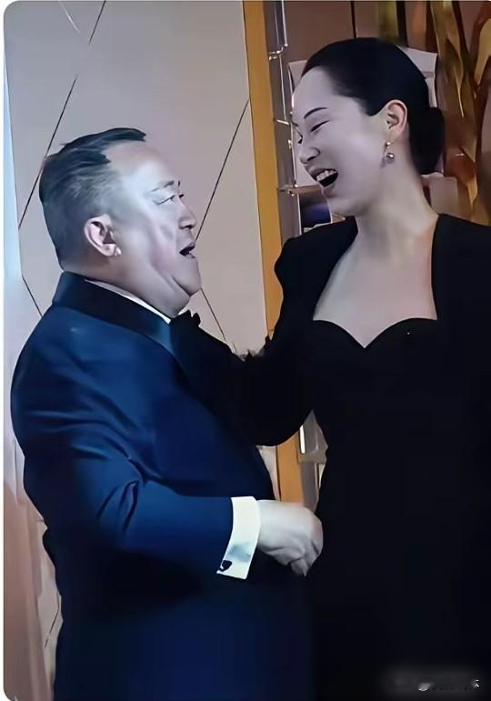 71岁的曾志伟，在颁奖台上摸了46岁海清的脸，不是一次，是三次。12月13号华鼎奖，海清凭《我本是高