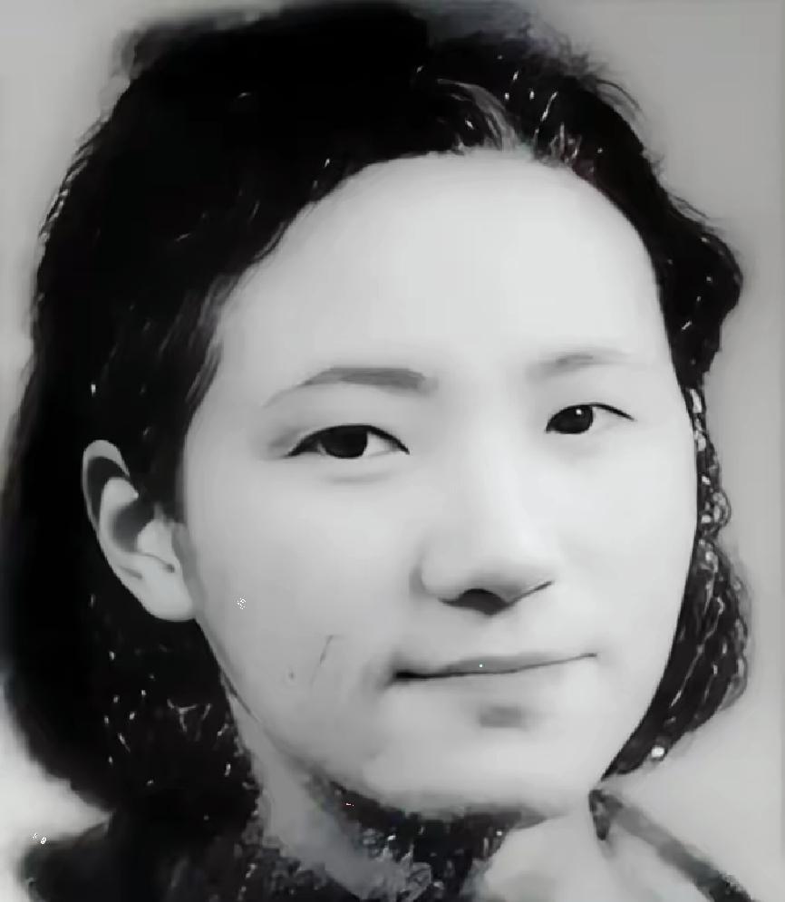 1934年，新婚后不久，才女作家苏青就撞见丈夫与表嫂约会，她隐忍不发，接连生下5