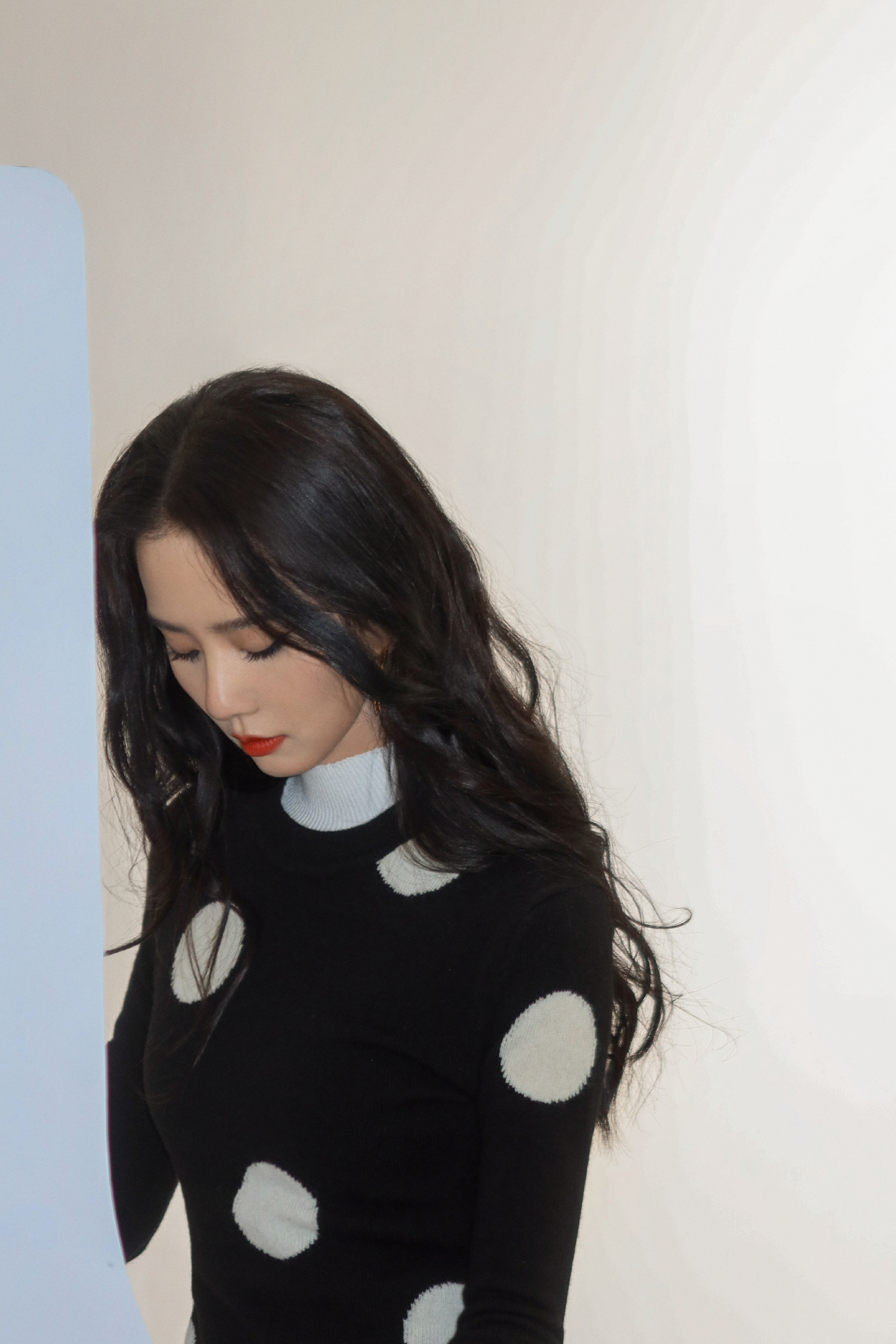 刘诗诗，一抹靛蓝勾勒动人双眸，用色彩为气场增色，尽享玩趣时刻​​​