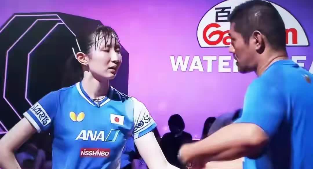 早田希娜确实很会来事儿，对阵张本美和的时候就让教练给她按摩推拿手腕，没想到和陈希
