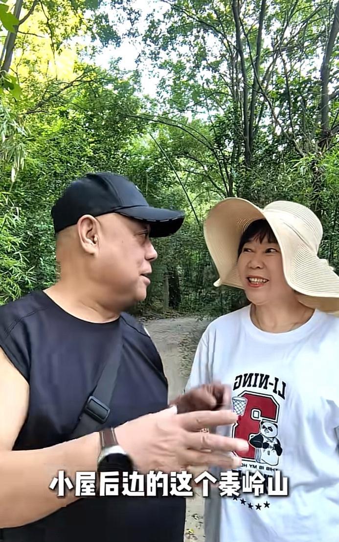 苏醒的爸妈在自家小院后面的秦岭山中，开启了真正“披荆斩棘”的一天！两人虽然年