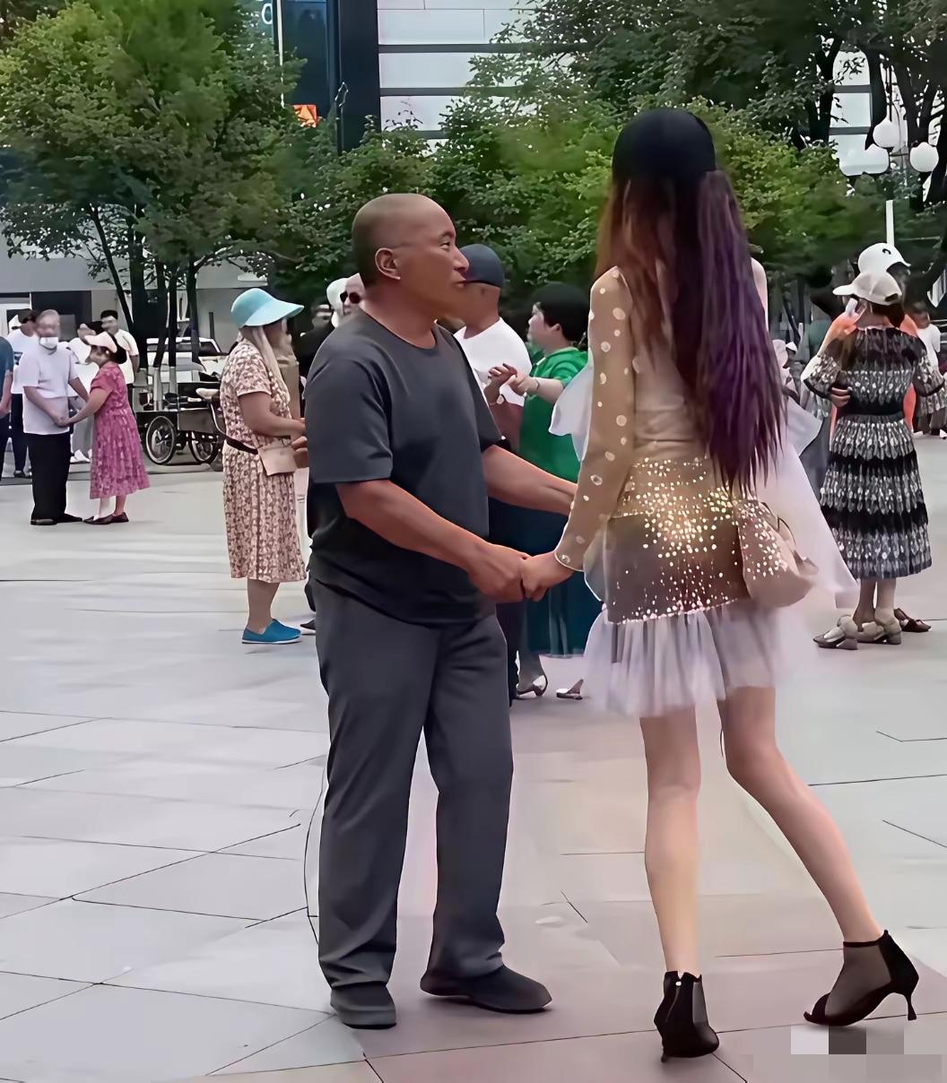 有这样的身材，脸好看不好看都无所谓了吧？[捂脸哭]