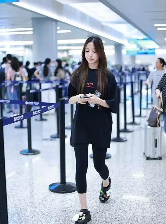 小四月机场再现"腿精"名场面！15岁身高杀疯了，网友：这基因我酸了！娱乐圈的"
