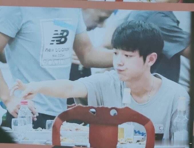 我的天谁家的小奶糕一个人出来吃饭了🤤🤲🏻​​​