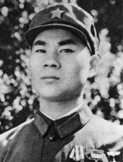 1979年，我军战士巡逻时，意外发现一个手脚受伤之人，他身上有一支枪和300发子