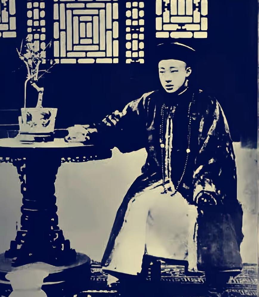 晚清时期，年轻的郡王载涛身穿官服的照片，随着自己的侄子溥仪登基为帝，兄长载沣成为