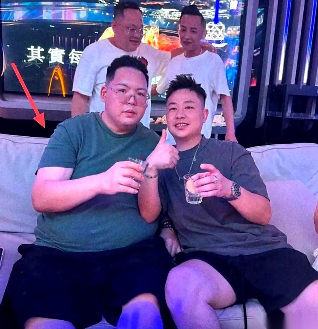 向佐弟弟那张照片，我看了半天。说真的，有点心酸。同一个爹，同一个妈，一个活成