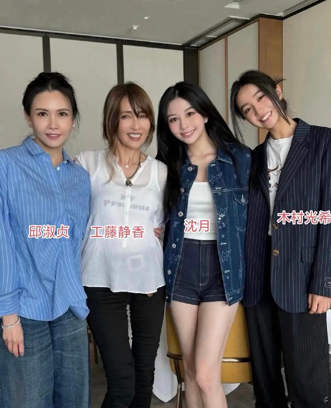 邱淑贞带着大女儿沈月和日本女星工藤静香母女见面聚会，她穿着简单的条纹衬衫，扎着丸