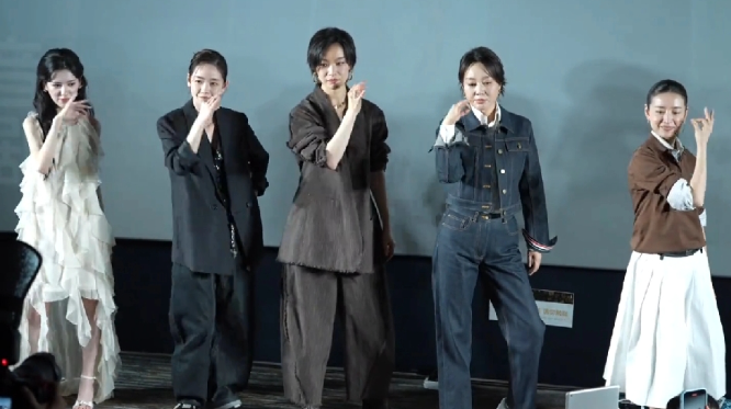 董洁可惜了45岁和23岁的一样站位她火的时候这一排的人都是小透明呢，如今45岁