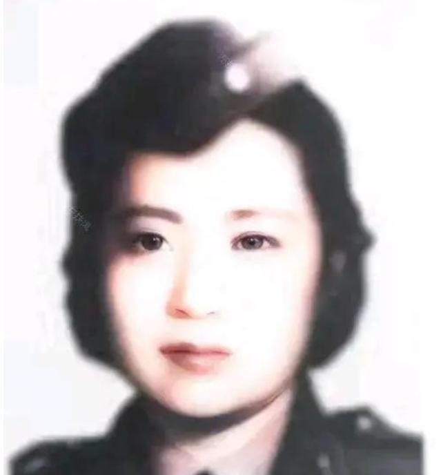 1951年，叶亚华在澳门街头要饭无果，无奈在牌子上写道：“我是抗日名将王铭章的遗