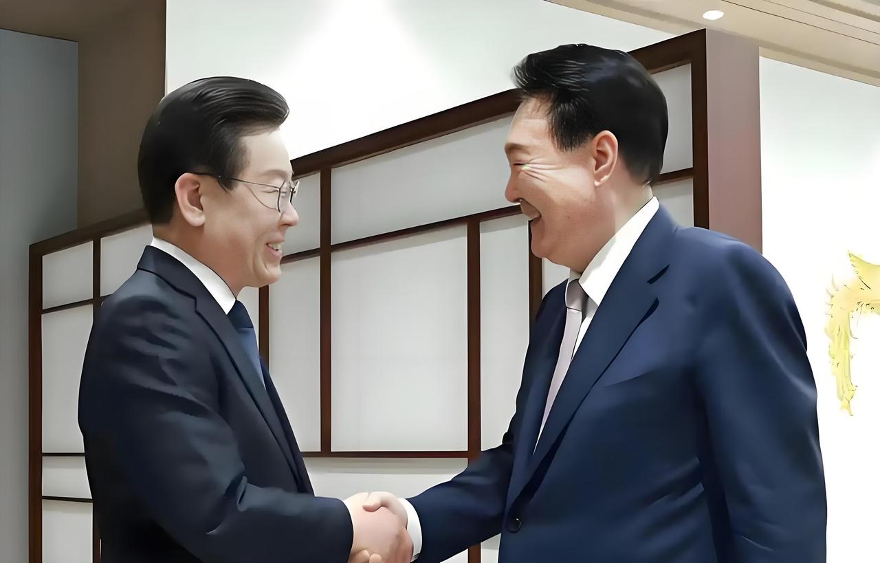 大家都期待的李在明，现在来看，真的不如尹锡悦。 当初尹锡悦执政时，被大家诟病