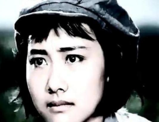 1940年，敌人把一昏死过去的西路军女战士扔进了垃圾坑里。她刚缓缓睁开眼睛，一个