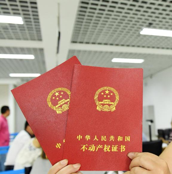 江苏昆山，郑先生和妻子打拼多年，买了新房，可买房一个月后，妻子突然因病离世，郑先