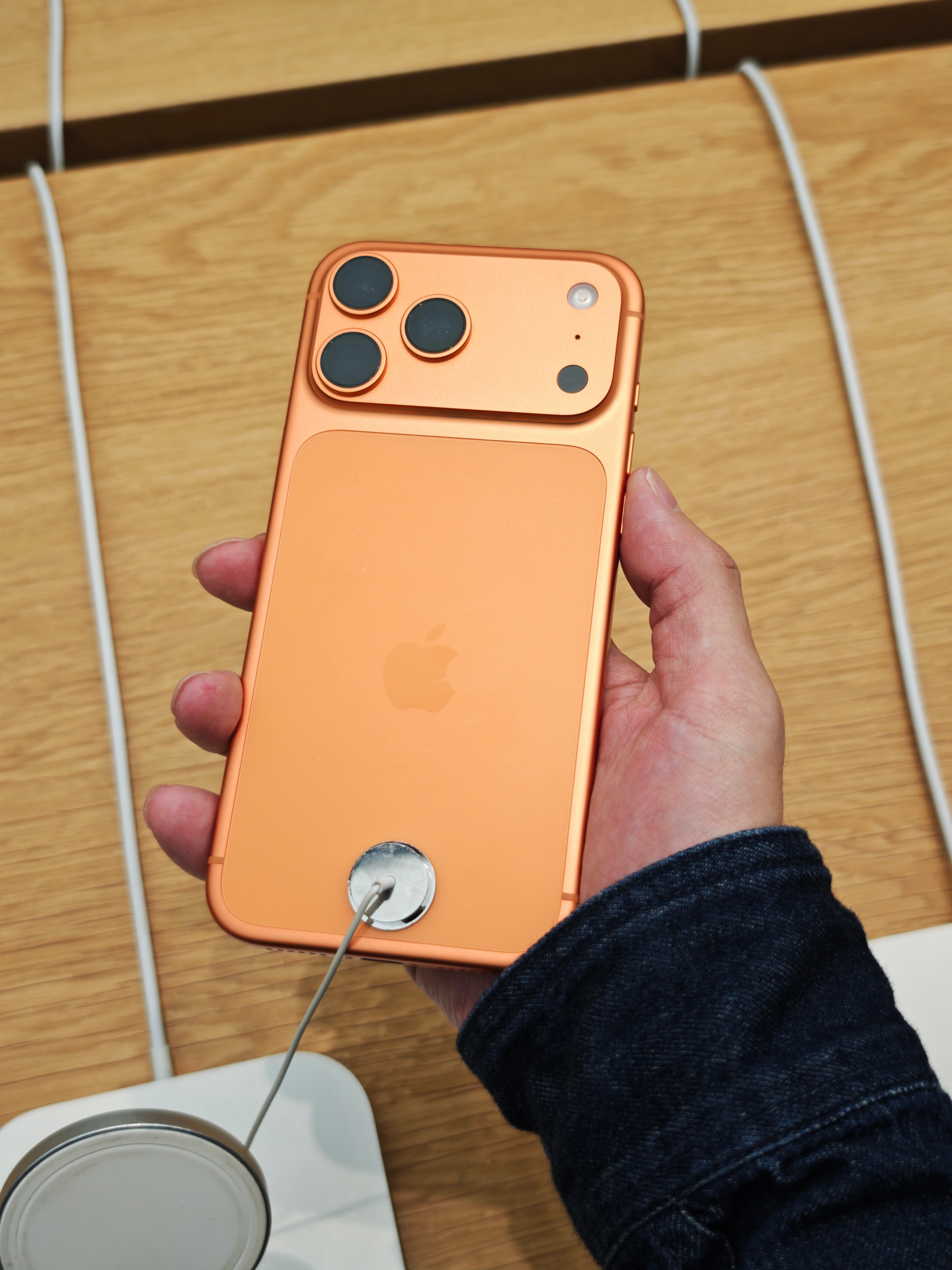 看了看iPhone17Pro系列橙色比图片质感好很多蓝色太普通，中庸感觉银色最