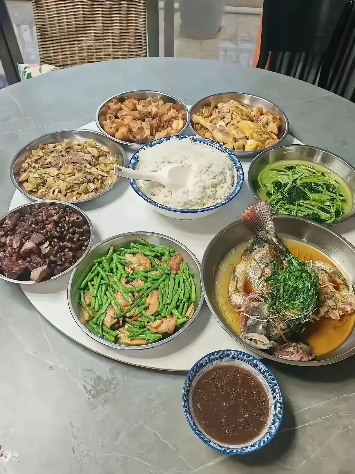 这一桌菜，谁能猜到是哪里的菜系不？