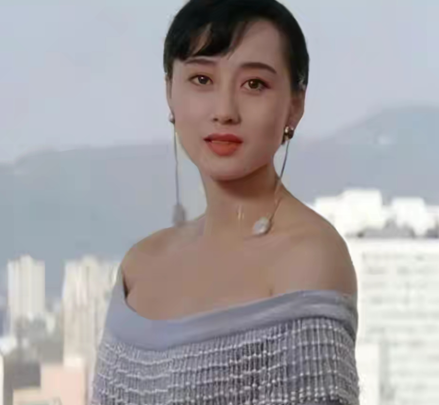 1989年，利智在《今夜不设防》中，被倪匡问：“你什么时候才会给异性看你的腰？”