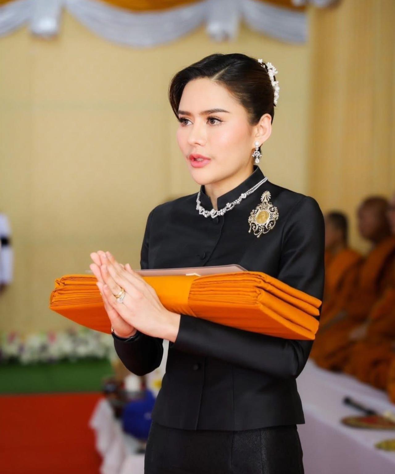 2025年10月28日，国王陛下特恩准少将欧拉弄为代表，于黎逸府通考銮县塔萨邦寺