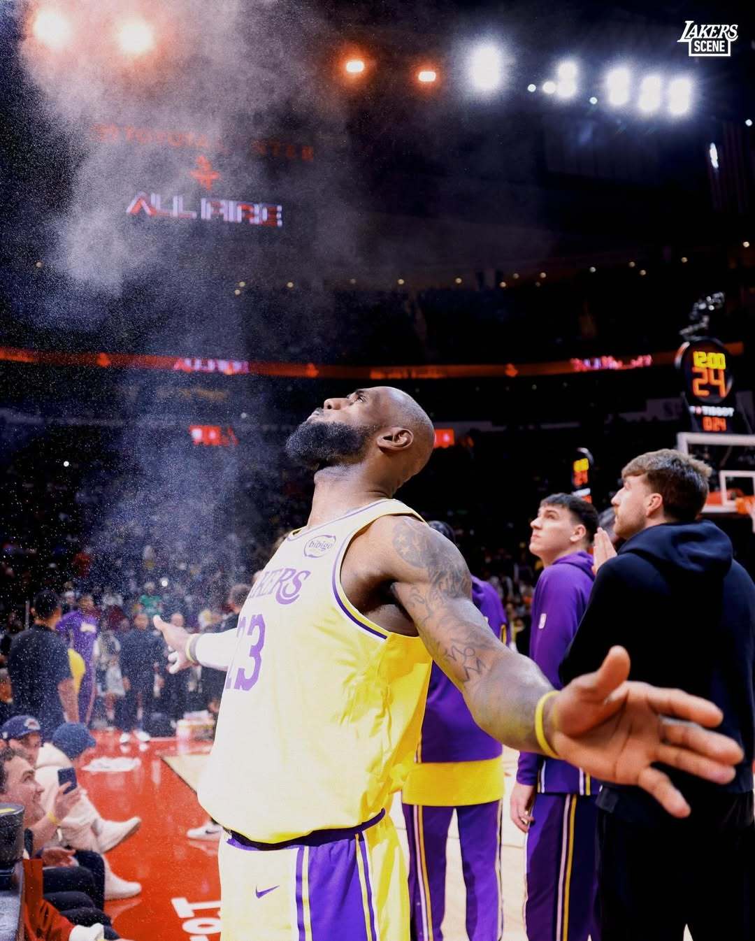 詹姆斯目前打了46场，球权占有率27.8%，场均15.6次出手，两项数值均为生涯