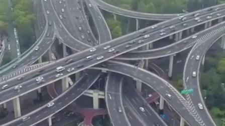 福州金山立交桥要完工通车啦，这可真是个大喜事！想象一下，通车后交通状况肯定能得到