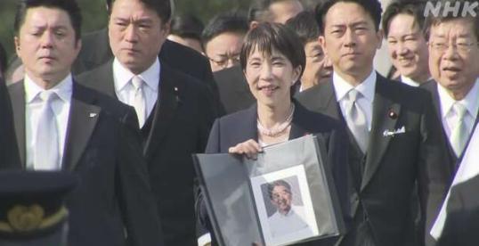 1月5日，高市早苗今天带着安倍晋三的遗像，参拜了日本伊势神宫，并召了开记者会，对