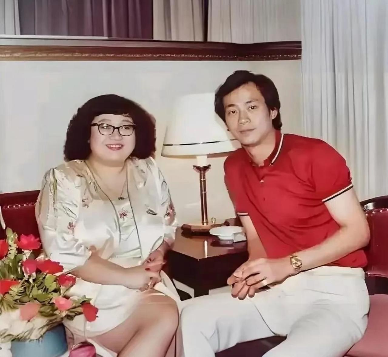 看到郑少秋和沈殿霞年轻时期的一张合影，那时候的沈殿霞珠圆玉润，一脸福相，脸上洋溢