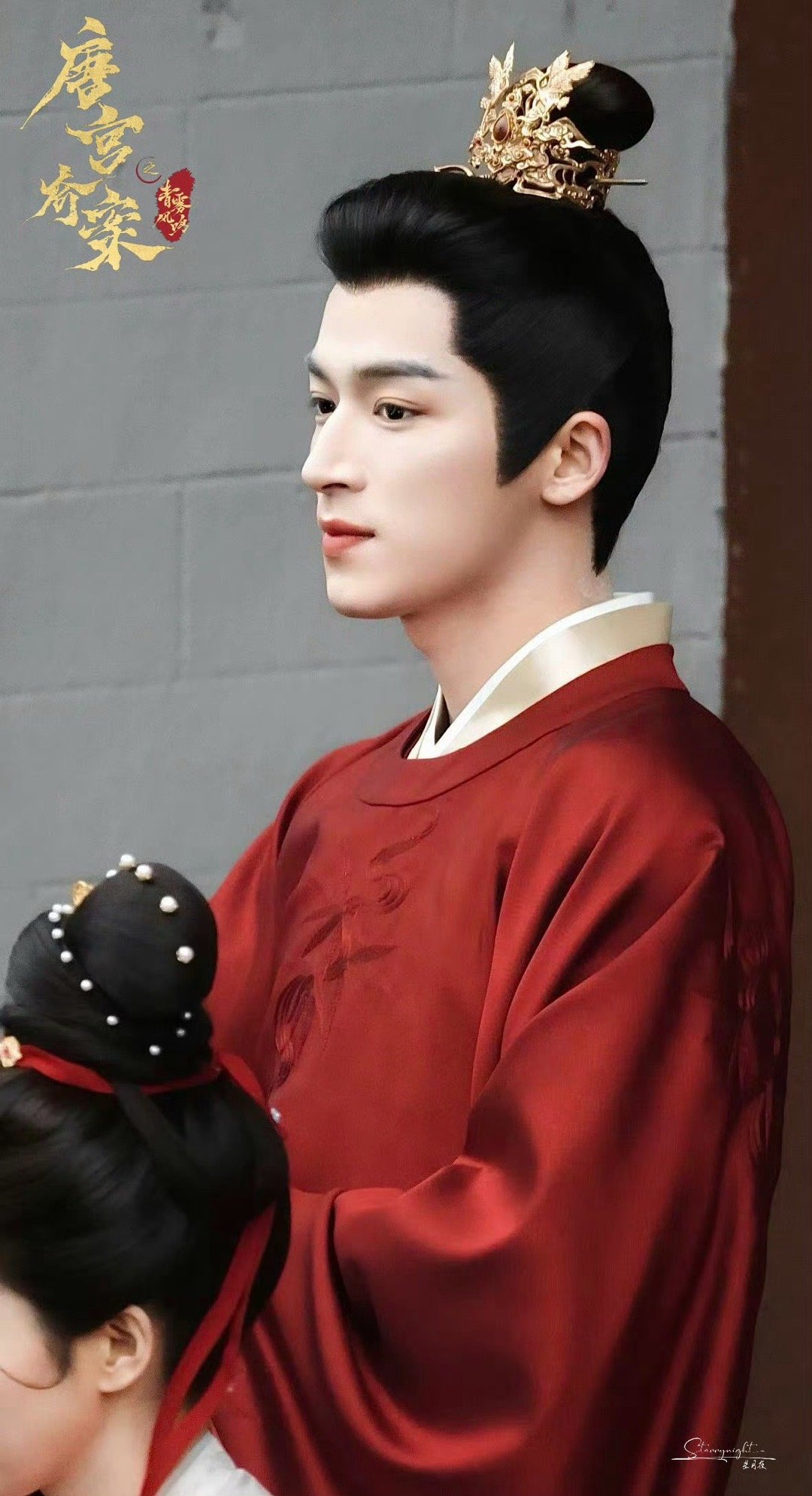 白鹿王星越浑然天成的家属感从紧张的探案现场到欢乐的片场花絮，白鹿和王星越完美诠