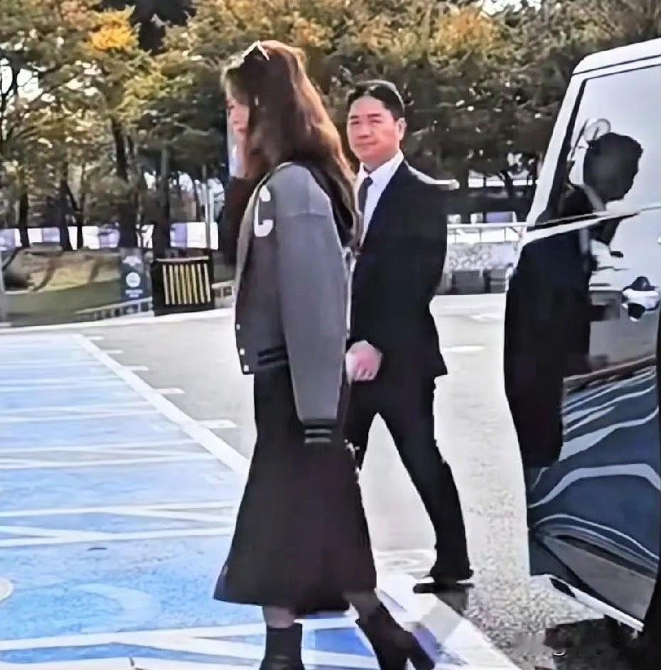 这真是一眼都不带看的，像极了小娇妻生气，哄不好的那种！[捂脸哭]其实，这才是更真