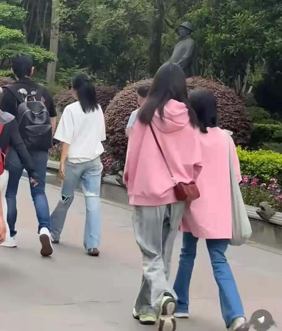 陆毅一家都江堰被偶遇，大女儿贝儿大高个看着170以上吧！二女儿也不低，更像妈妈！