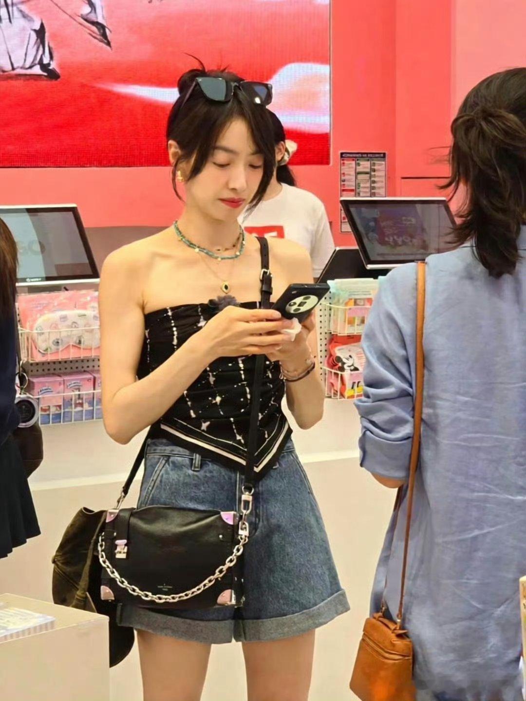 宋茜生图好瘦啊，没想到上镜刚好的身材，真人瘦成这样!​​​