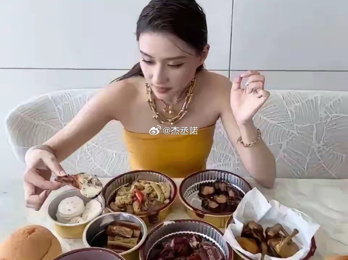 何超莲晒照下午茶，这真够奢侈的、果然贫穷限制了我的想象力，我只看出来那个鸭腿​