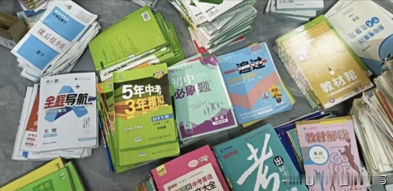 网友说:十几年前他们那里的真人真事，三个小学生捡到一个包，里面有十万块钱，交到