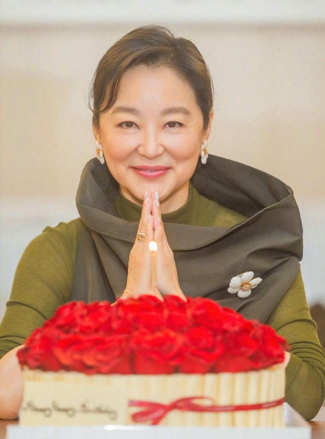 林青霞庆祝71岁生日，她的打扮好贵气，脸部保养得太好了，完全没有医美痕迹，骨相好