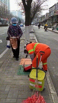 大姐咋想的！？环卫大姐在清理路面垃圾，看起来也没啥错。可红盒子不听话，不想