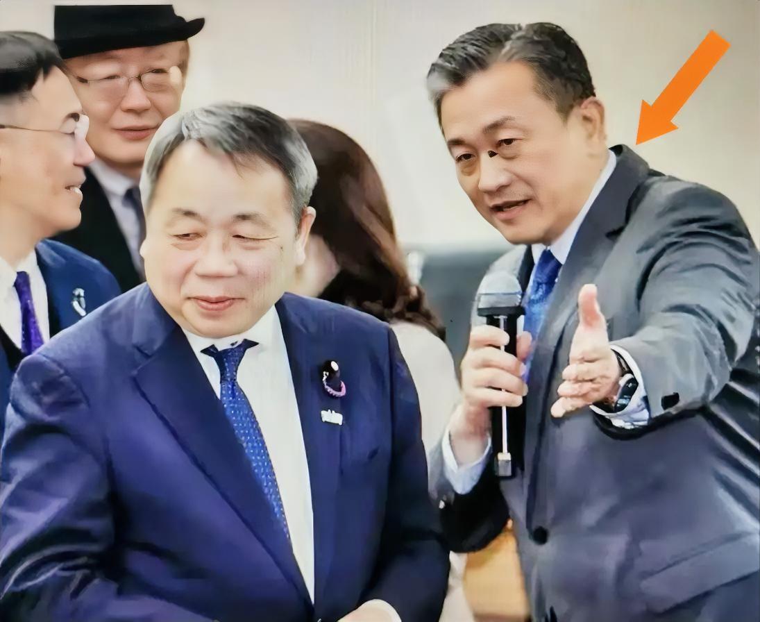 “台独”顽固分子王定宇简直是作死近日，那个与大汉奸石平沆瀣一气的“台独”顽固