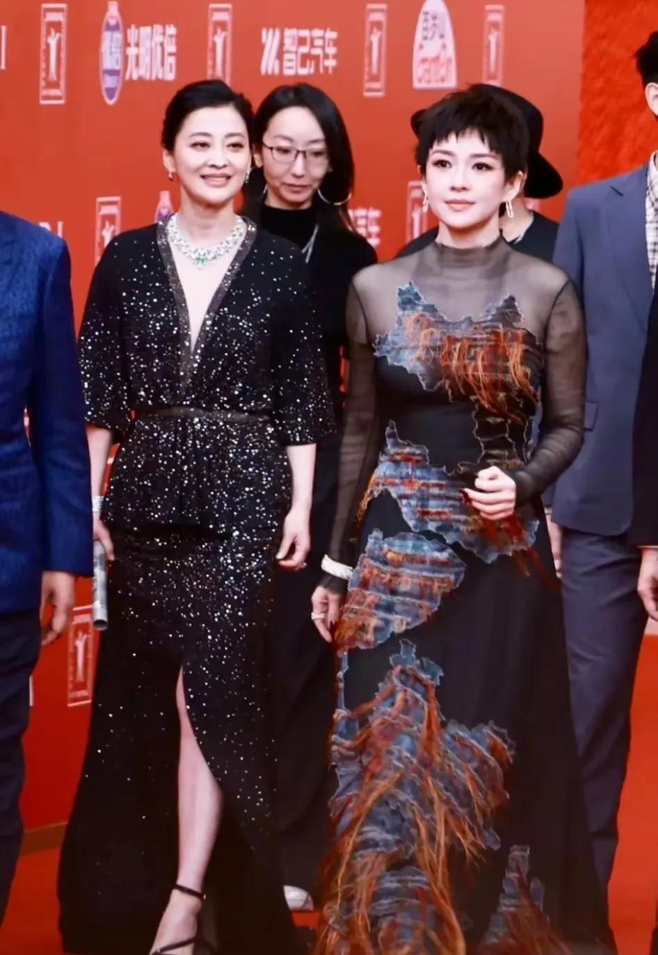 上海这晚的电影红毯热闹非凡，女星们表现各异。金晨模样有变，妆容造型与以往大不相同